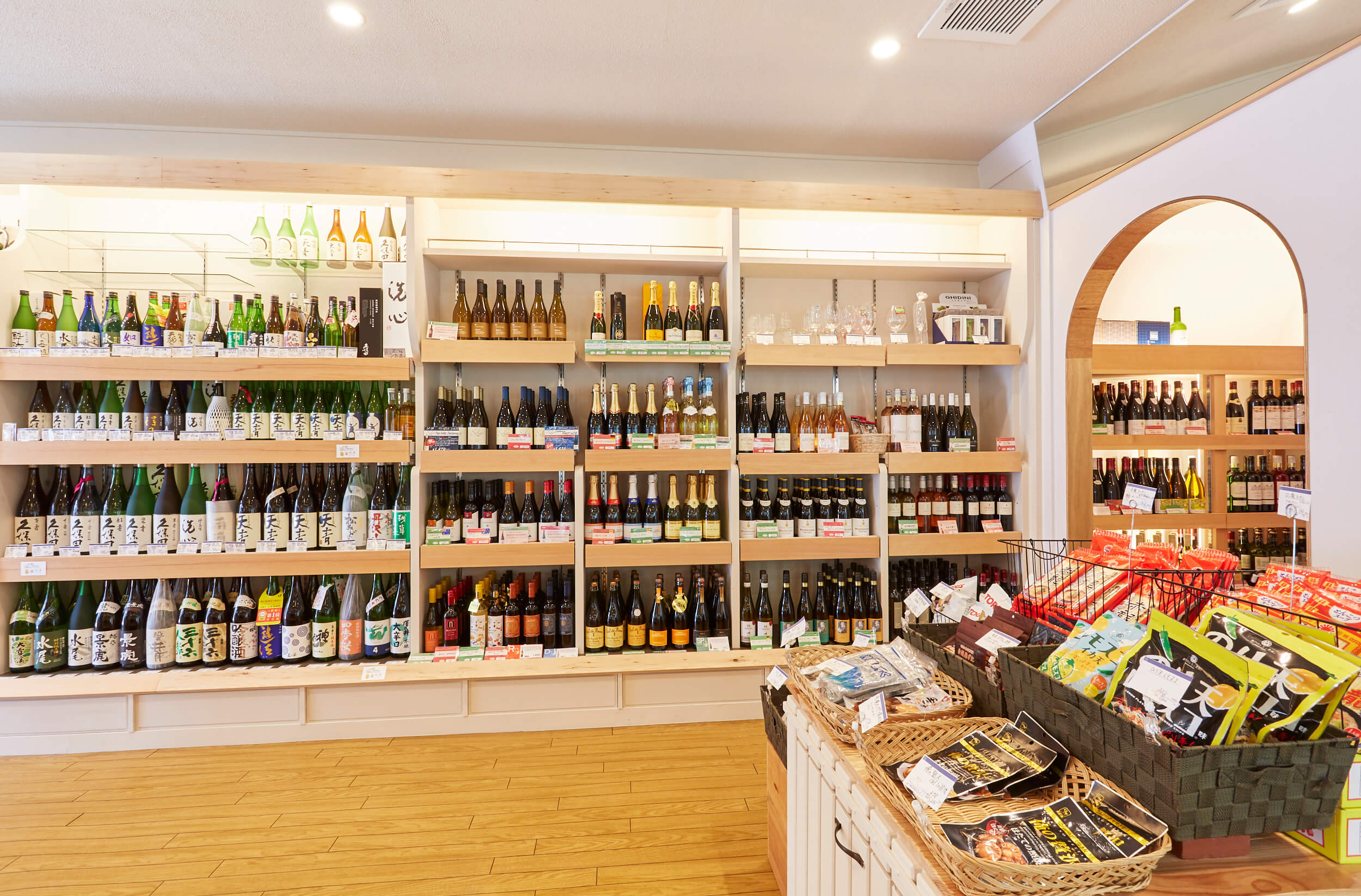 店内奥の「KURA」にはフランス直輸入ワイン等珍しい商品が